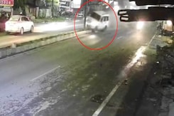 Speeding Scorpio Loses Control, Rams Billboard Pole In UP Speeding Scorpio Loses Control, Rams Billboard Pole In UP