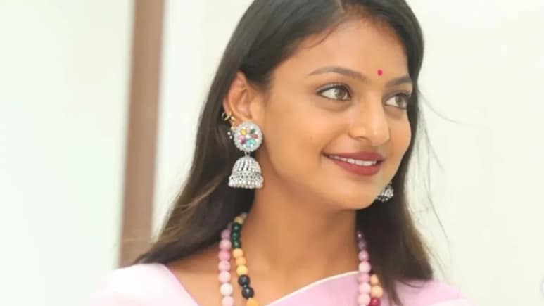मोनालिसा ने विदेशी मेहमान के साथ किया कुछ ऐसा, लोग करने लगे संस्कारों की तारीफ मोनालिसा ने विदेशी मेहमान के साथ किया कुछ ऐसा, लोग करने लगे संस्कारों की तारीफ