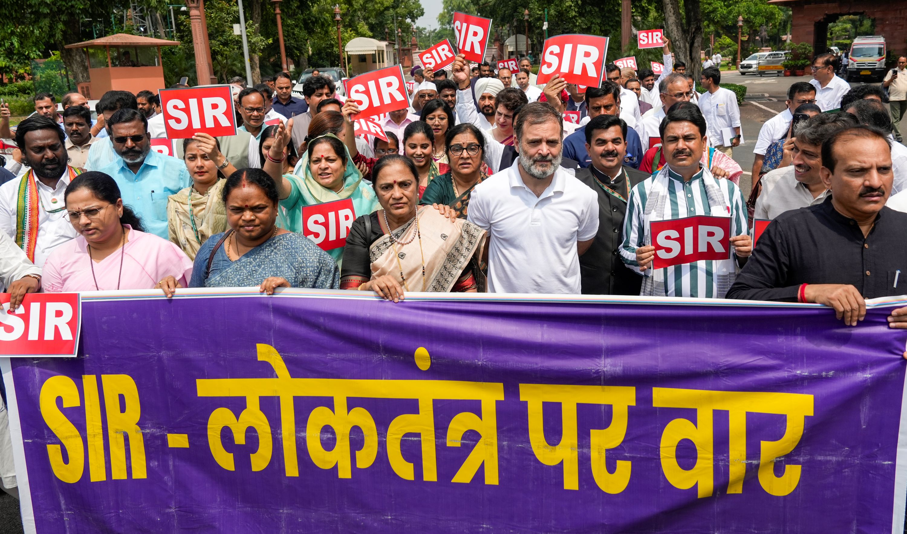 SIR मुद्दे को लेकर विपक्ष ने संसद परिसर में किया प्रदर्शन, चुनाव आयोग पर उठाए सवाल