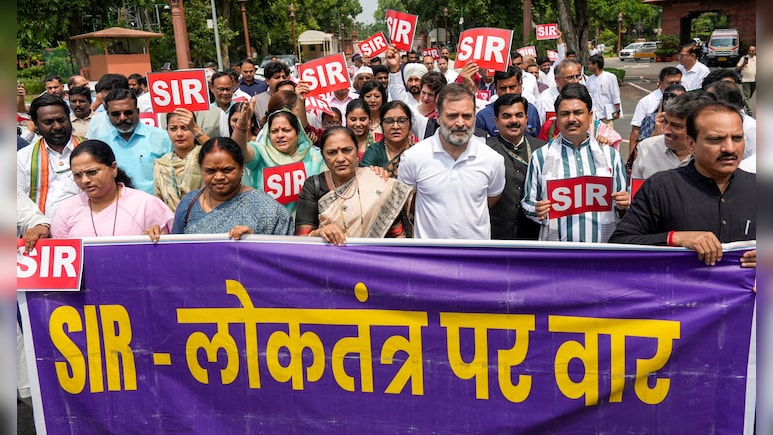 SIR मुद्दे को लेकर विपक्ष ने संसद परिसर में किया प्रदर्शन, चुनाव आयोग पर उठाए सवाल