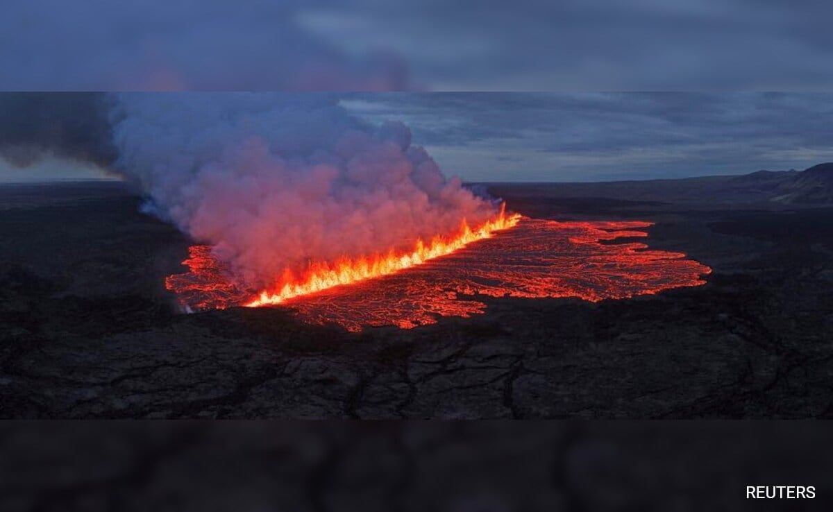 Вулкан избухна в сряда на полуостров Рейкджанес в Исландия в