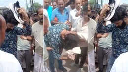 MP: सिर पर जूता रख युवक से मंगवाई थी माफी, बवाल के बाद दो लोगों के खिलाफ FIR दर्ज