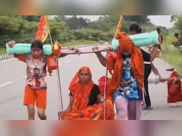Kanwar Yatra 2025: 'श्रवण कुमार' बनी बहू, सास को कंधे पर लेकर निकली हरिद्वार से हापुड़, बनी मिसाल Kanwar Yatra 2025: 'श्रवण कुमार' बनी बहू, सास को कंधे पर लेकर निकली हरिद्वार से हापुड़, बनी मिसाल