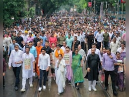 Mamata Banerjee's March In Rain Over 'Harassment' Of Bengali Migrants Mamata Banerjee's March In Rain Over 'Harassment' Of Bengali Migrants