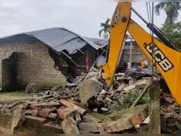 असम के गोलपाड़ा जिले में तनाव, बेघरों और पुलिस के बीच हुई झड़प; कई पुलिसकर्मी घायल असम के गोलपाड़ा जिले में तनाव, बेघरों और पुलिस के बीच हुई झड़प; कई पुलिसकर्मी घायल