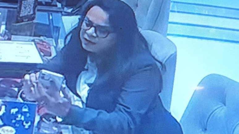 Nagpur : ती आली, रिंग उचलली आणि गायब झाली! प्रसिद्ध ज्वेलरी शॉपला गंडा घालणाऱ्या लेडी थीफचा शोध सुरु, पाहा Video Nagpur : ती आली, रिंग उचलली आणि गायब झाली! प्रसिद्ध ज्वेलरी शॉपला गंडा घालणाऱ्या लेडी थीफचा शोध सुरु, पाहा Video