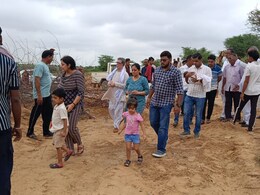 विमान क्रैश वाली जगह पहुंचे शहीद पायलट के परिजन, बेटे की वर्दी का टुकड़ा देख पिता हुए भावुक विमान क्रैश वाली जगह पहुंचे शहीद पायलट के परिजन, बेटे की वर्दी का टुकड़ा देख पिता हुए भावुक