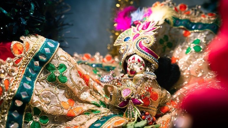 Krishna Janmashtami 2025: कब है कृष्ण जन्माष्टमी, यहां जानिए शुभ मुहूर्त, पूजा-विधि और धार्मिक महत्व