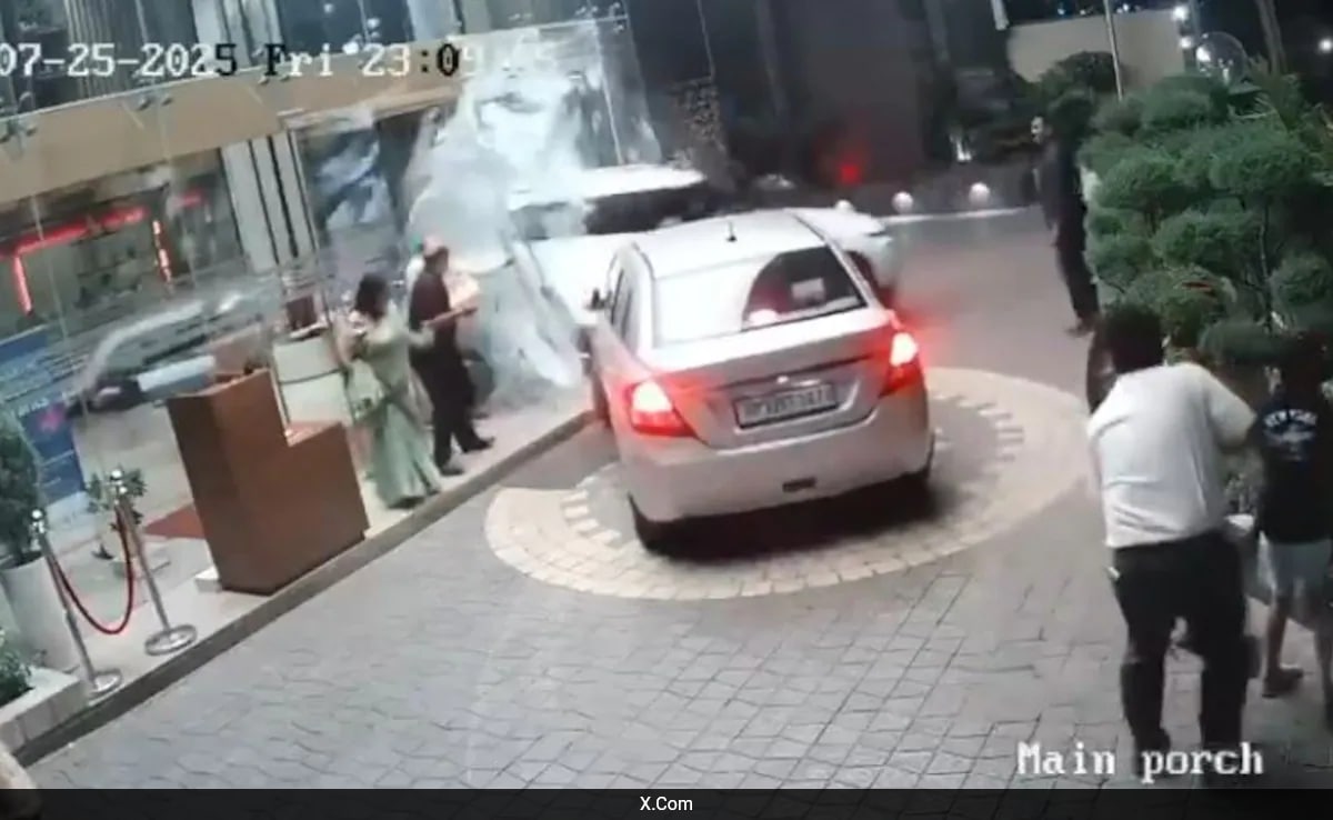 SUV crashes into Ramada Hotel lobby in Bareilly; Viral Video