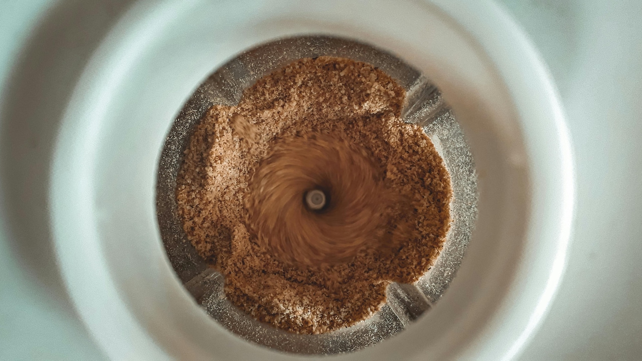 Mix Spices Or Blend Fruits With 1 Simple Mixer Grinder You Can Get In Under 7000