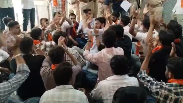 यूपी में 69,000 शिक्षक भर्ती को लेकर क्यों नाराज हैं अभ्यर्थी? जानें पूरा विवाद