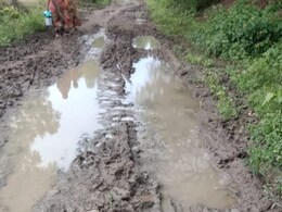 Nandurbar News: देशाचं भविष्य झोळीत! गर्भवतीला रुग्णालयात नेण्यासाठी 7 किलोमीटरची पायपीट Nandurbar News: देशाचं भविष्य झोळीत! गर्भवतीला रुग्णालयात नेण्यासाठी 7 किलोमीटरची पायपीट