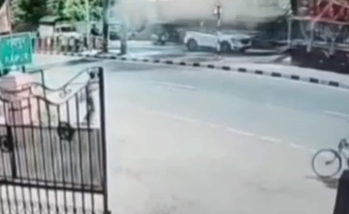 Видео: Част от краката Overbridge Falls, докато камионът го отърва на магистрала 