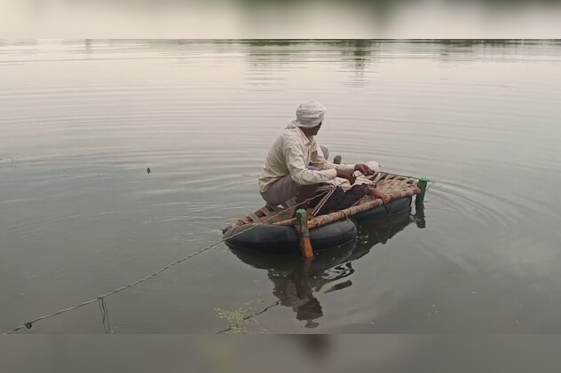 बीमार होने पर नदी पार करना उनकी मजबूरी है. बीमार होने पर नदी पार करना उनकी मजबूरी है.