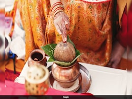 मां लक्ष्मी का प्रतीक माना जाता है नारियल, जानें इसका धार्मिक महत्व और सरल उपाय मां लक्ष्मी का प्रतीक माना जाता है नारियल, जानें इसका धार्मिक महत्व और सरल उपाय