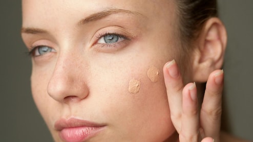 अब गर्मी में भी आप दिखेंगी फ्लोलेस! Lakme, LOreal, SWISS BEAUTY के इन Foundation पर नहीं होगा पसीने का असर