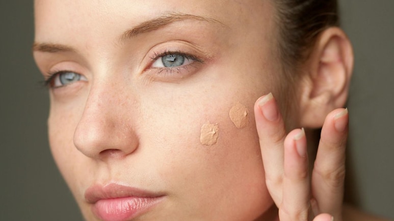 अब गर्मी में भी आप दिखेंगी फ्लोलेस! Lakme, LOreal, SWISS BEAUTY के इन Foundation पर नहीं होगा पसीने का असर अब गर्मी में भी आप दिखेंगी फ्लोलेस! Lakme, LOreal, SWISS BEAUTY के इन Foundation पर नहीं होगा पसीने का असर