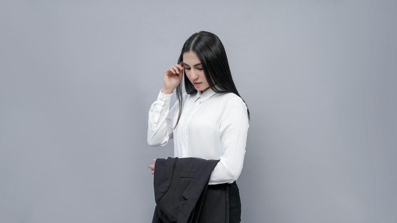 Find easy and useful styling tips to rock your favourite leggings and trousers with long tops; Photo Credit: Pexels