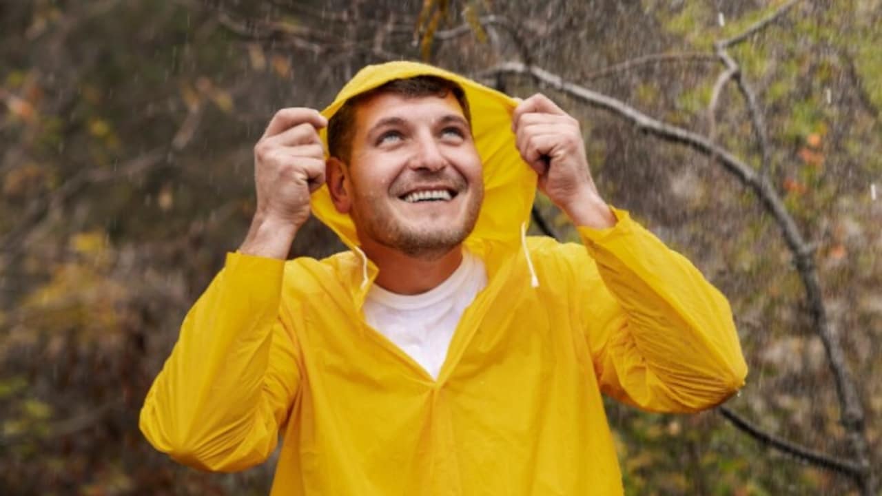 Get Best Raincoat This Monsoon Days From Flipkart