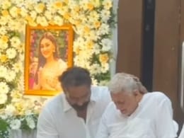 VIDEO: शेफाली की प्रेयर मीट में पिता के नहीं थमे आंसू, पति पराग त्यागी यूं संभालते हुए आए नजर VIDEO: शेफाली की प्रेयर मीट में पिता के नहीं थमे आंसू, पति पराग त्यागी यूं संभालते हुए आए नजर