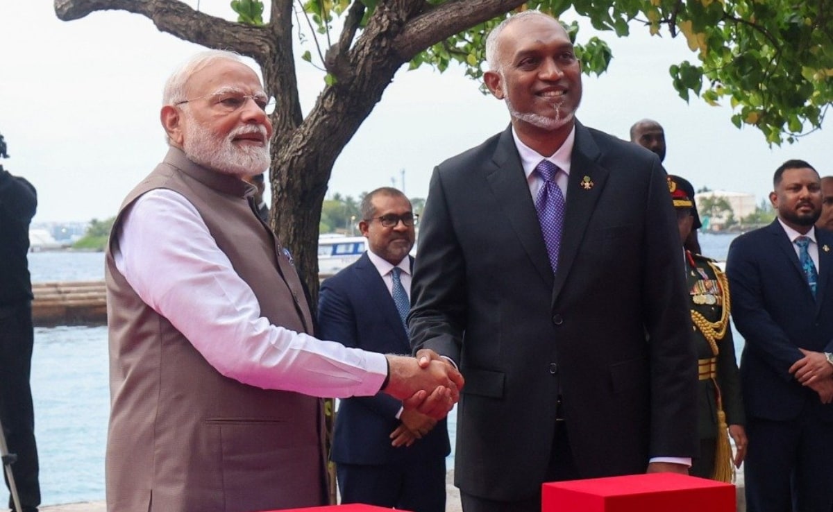 पीएम नरेंद्र मोदी की यह मालदीव यात्रा दोनों देशों के सामान्य होते रिश्तों का प्रतीक है. पीएम नरेंद्र मोदी की यह मालदीव यात्रा दोनों देशों के सामान्य होते रिश्तों का प्रतीक है.