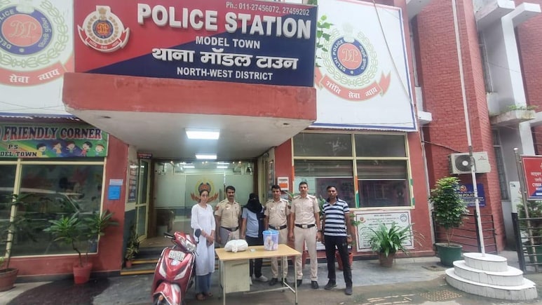 27 लाख के साथ स्कूटी भी ले उड़ा, दिल्ली से भागा चोर लुधियाना से हुआ गिरफ्तार 27 लाख के साथ स्कूटी भी ले उड़ा, दिल्ली से भागा चोर लुधियाना से हुआ गिरफ्तार