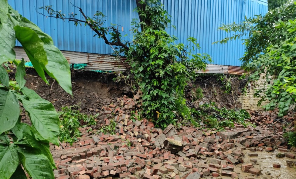 दिल्ली के सिविल लाइंस इलाके में भारी बारिश के बीच गिरी दीवार, मां-बेटे की मौत, दो अन्य घायल
