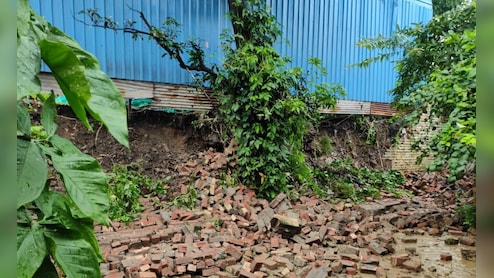 दिल्ली के सिविल लाइंस इलाके में भारी बारिश के बीच गिरी दीवार, मां-बेटे की मौत, दो अन्य घायल