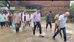 बाढ़ के पानी में उतरे कलेक्टर, पैदल चलकर प्रभावित कई इलाकों का किया दौरा, लोगों को दिलाई राहत &nbsp;