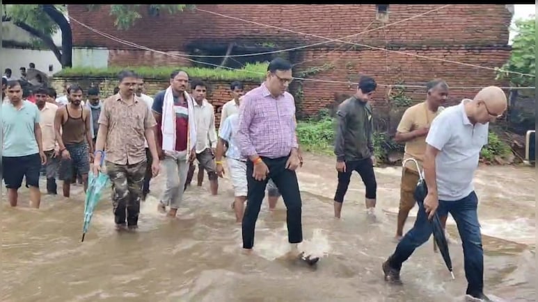 बाढ़ के पानी में उतरे कलेक्टर, पैदल चलकर प्रभावित कई इलाकों का किया दौरा, लोगों को दिलाई राहत  