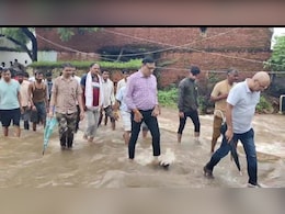 बाढ़ के पानी में उतरे कलेक्टर, पैदल चलकर प्रभावित कई इलाकों का किया दौरा, लोगों को दिलाई राहत   बाढ़ के पानी में उतरे कलेक्टर, पैदल चलकर प्रभावित कई इलाकों का किया दौरा, लोगों को दिलाई राहत