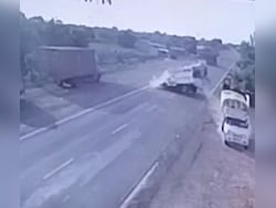 On Camera, Pickup Van, Mini Truck Collide Head On In Maharashtra, 8 Injured
