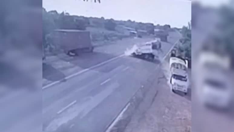 On Camera, Pickup Van, Mini Truck Collide Head On In Maharashtra, 8 Injured