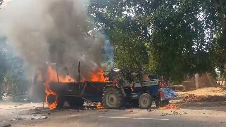 ट्रैक्टर-ट्रॉली फूंकी, चालक को पीटा... बदायूं में साथी की मौत से गुस्साए कांवड़ियों का बवाल, पुलिस बल तैनात ट्रैक्टर-ट्रॉली फूंकी, चालक को पीटा... बदायूं में साथी की मौत से गुस्साए कांवड़ियों का बवाल, पुलिस बल तैनात