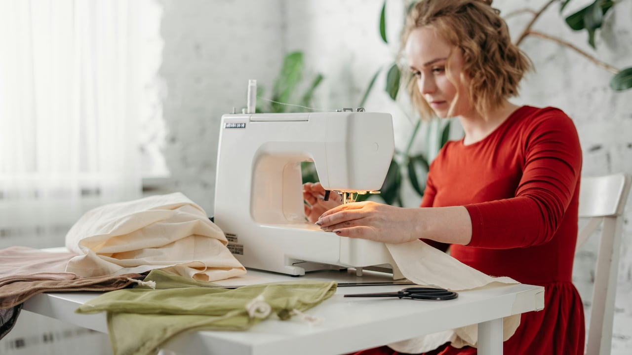 Use Portable Sewing Machine At Home Or On Trips To Stitch In Just 4 Easy Steps