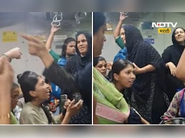Viral video:' मराठी येत नाही तर बाहेर निघ', लोकलमध्ये महिलांच्या डब्यात जोरदार राडा Viral video:' मराठी येत नाही तर बाहेर निघ', लोकलमध्ये महिलांच्या डब्यात जोरदार राडा