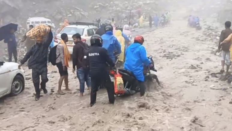 Watch: Vehicles Stuck On Uttarakhand Road As Sludge Falls Amid Heavy Rain Watch: Vehicles Stuck On Uttarakhand Road As Sludge Falls Amid Heavy Rain