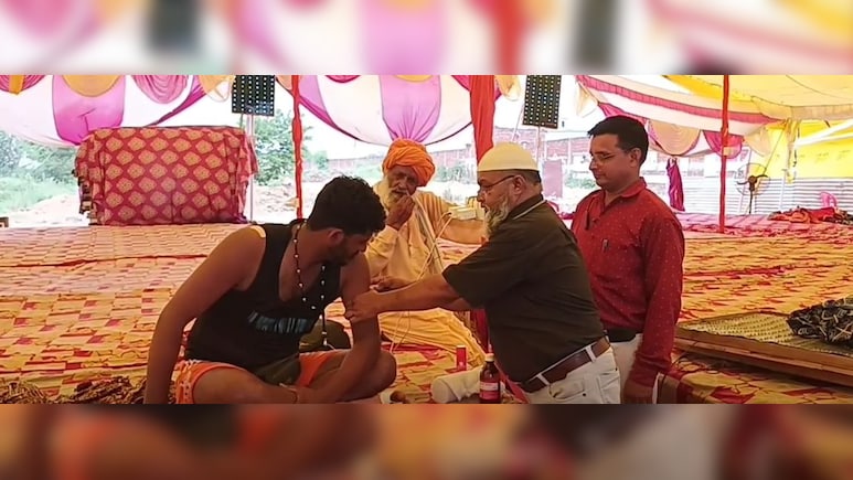 हिंदू-मुस्लिम एकता की अनूठी मिसाल, बागपत में मुस्लिम डॉक्टर बाबू मलिक 23 सालों से कर रहे शिव भक्तों की सेवा हिंदू-मुस्लिम एकता की अनूठी मिसाल, बागपत में मुस्लिम डॉक्टर बाबू मलिक 23 सालों से कर रहे शिव भक्तों की सेवा
