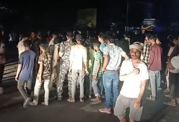 एनएच 28 जाम करते आक्रोशित लोग. एनएच 28 जाम करते आक्रोशित लोग.