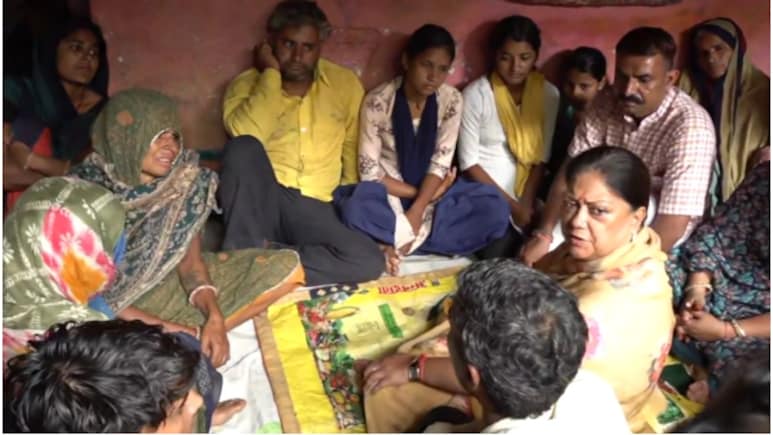बेटे दुष्यंत संग पिपलोदी गांव पहुंचीं वसुंधरा राजे, पीड़ित परिवार को सौंपा संविदा पर नौकरी का ऑफर लेटर