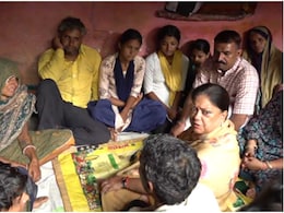 बेटे दुष्यंत संग पिपलोदी गांव पहुंचीं वसुंधरा राजे, पीड़ित परिवार को सौंपा संविदा पर नौकरी का ऑफर लेटर बेटे दुष्यंत संग पिपलोदी गांव पहुंचीं वसुंधरा राजे, पीड़ित परिवार को सौंपा संविदा पर नौकरी का ऑफर लेटर