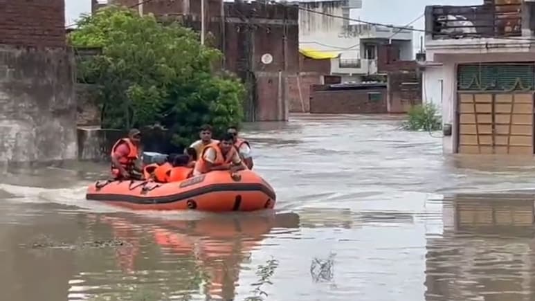 Gwalior Flood: डबरा में बाढ़ जैसे हालत, घर-कॉलोनियां लबालब, SDRF की टीम ने 50 लोगों को किया रेस्क्यू Gwalior Flood: डबरा में बाढ़ जैसे हालत, घर-कॉलोनियां लबालब, SDRF की टीम ने 50 लोगों को किया रेस्क्यू