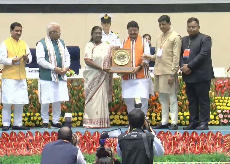 Swachh Award 2024: इंदौर फिर चैंपियन, आठवीं बार बना देश का सबसे साफ शहर, दूसरे नंबर पर है सूरत