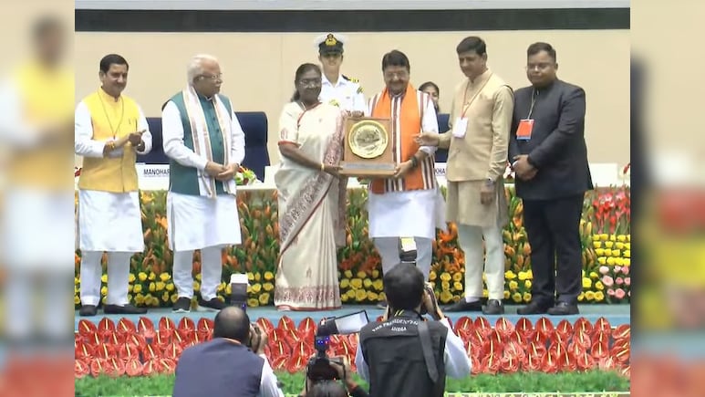 स्वच्छता रैकिंग 2025: लगातार 8वीं बार देश का सबसे स्वच्छ शहर बना इंदौर, नोएडा-लखनऊ भी चमके स्वच्छता रैकिंग 2025: लगातार 8वीं बार देश का सबसे स्वच्छ शहर बना इंदौर, नोएडा-लखनऊ भी चमके