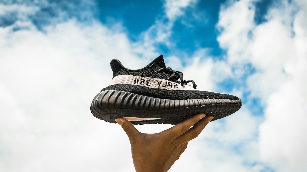 Tips To Choose The Perfect Sneakers For Men And Women That Upgrade Your Style