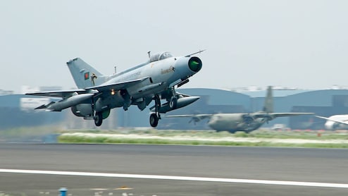 मिग-21 की सस्‍ती कॉपी था स्‍कूल पर क्रैश हुआ F-7 BGI जेट! डील पर बांग्‍लादेश में हुआ था बड़ा बवाल 