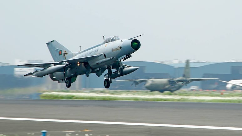 मिग-21 की सस्‍ती कॉपी था कॉलेज पर क्रैश हुआ F-7 BGI जेट! डील पर बांग्‍लादेश में हुआ था बड़ा बवाल 