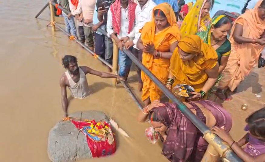 VIDEO: गंगा में तैरता मिला रहस्यमयी पत्थर, भक्तों ने माना श्रीराम का चमत्कार