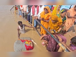 VIDEO: गंगा में तैरता मिला रहस्यमयी पत्थर, भक्तों ने माना श्रीराम का चमत्कार