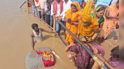VIDEO: गंगा में तैरता मिला रहस्यमयी पत्थर, भक्तों ने माना श्रीराम का चमत्कार